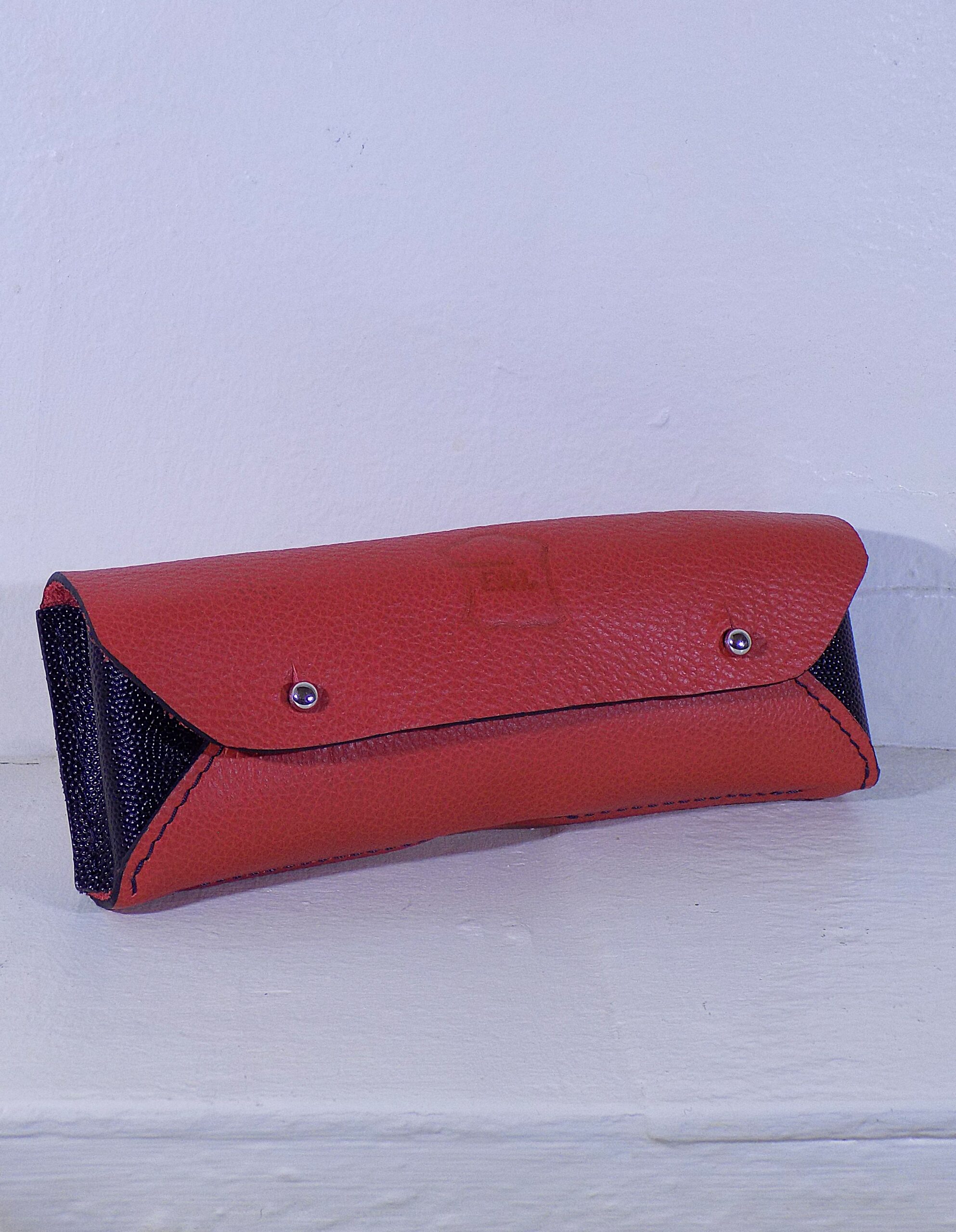 Etui à lunette en cuir rouge et noir