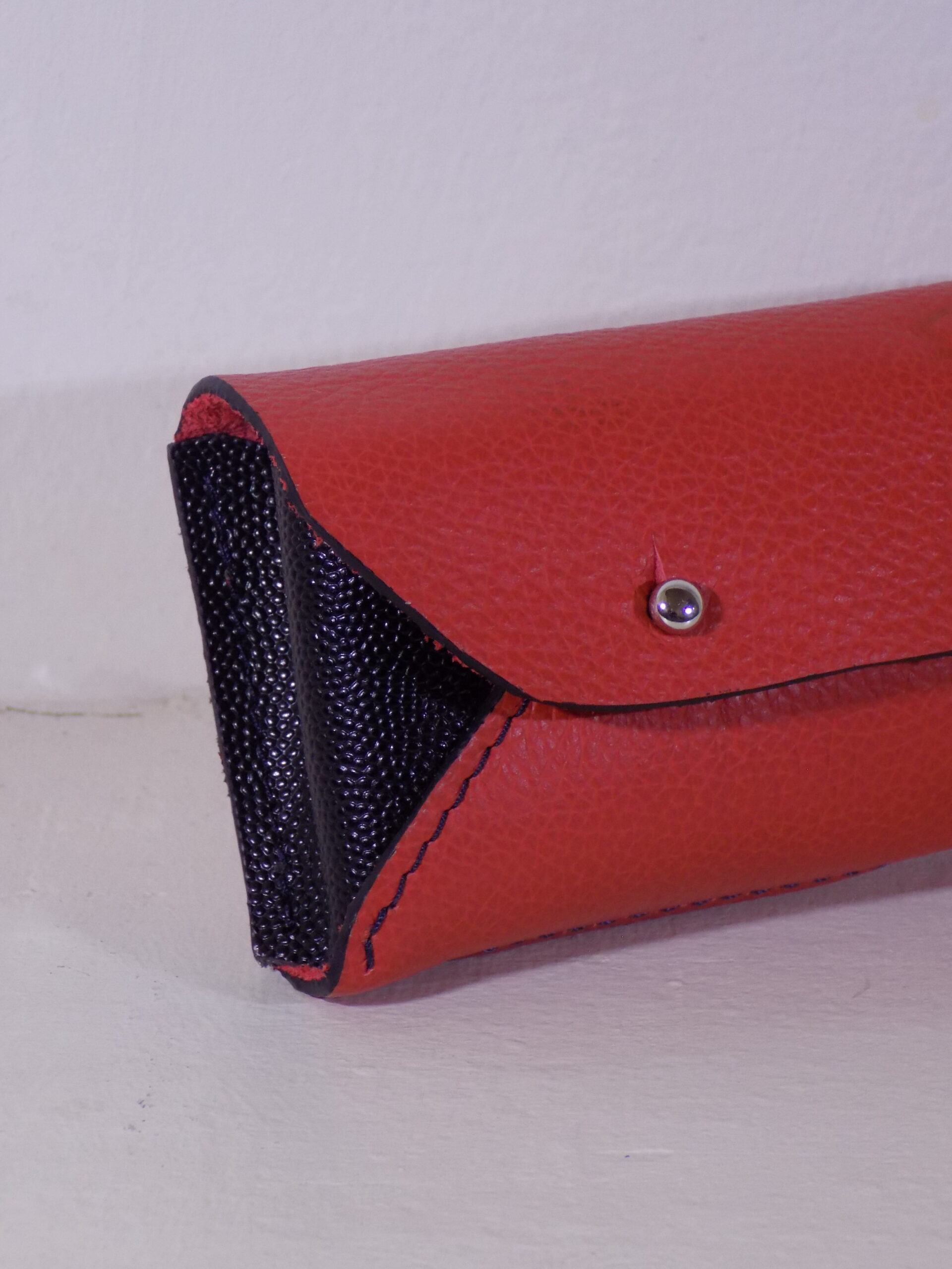 Etui à lunette en cuir rouge et noir