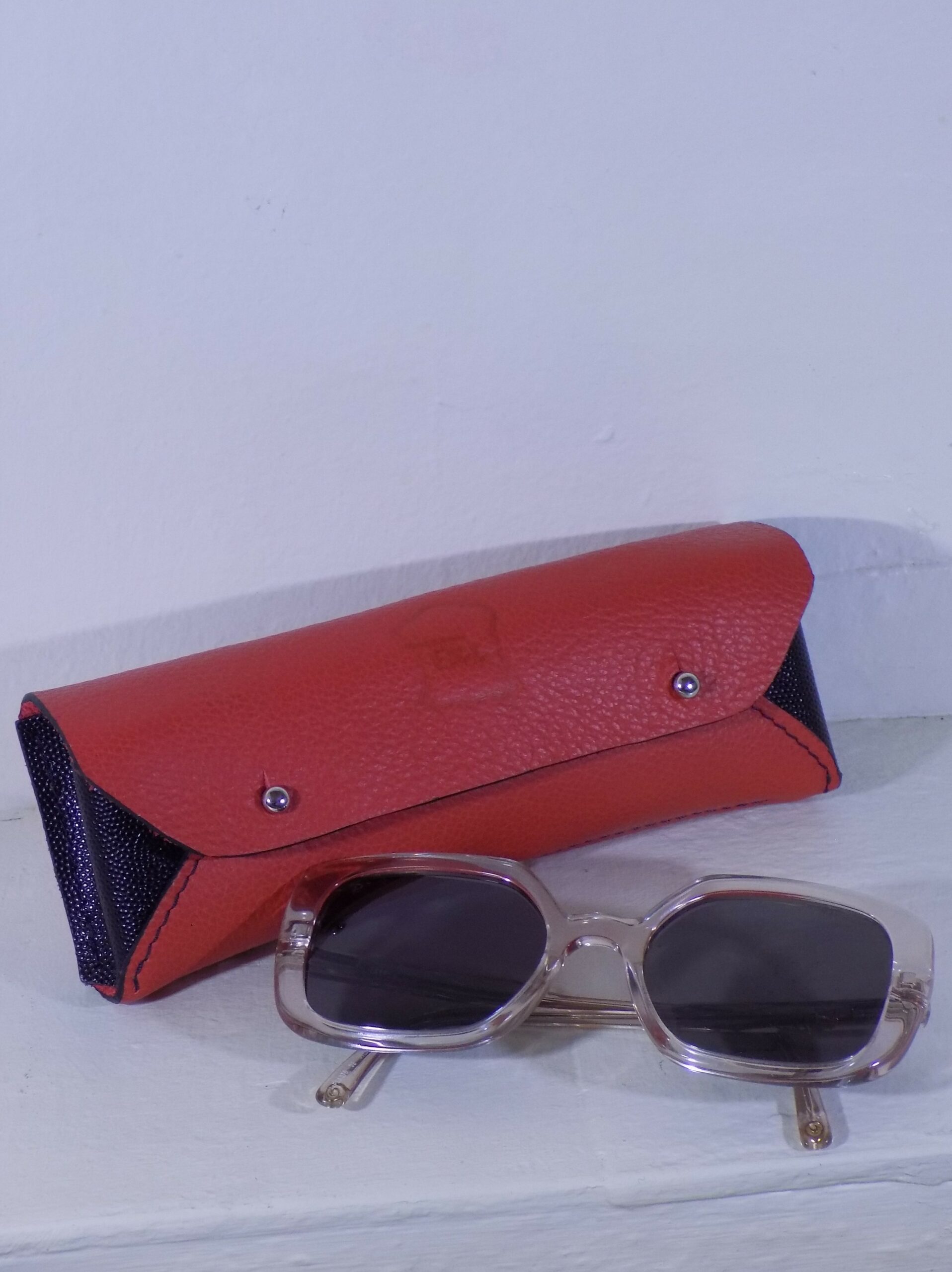 Etui à lunette en cuir rouge et noir