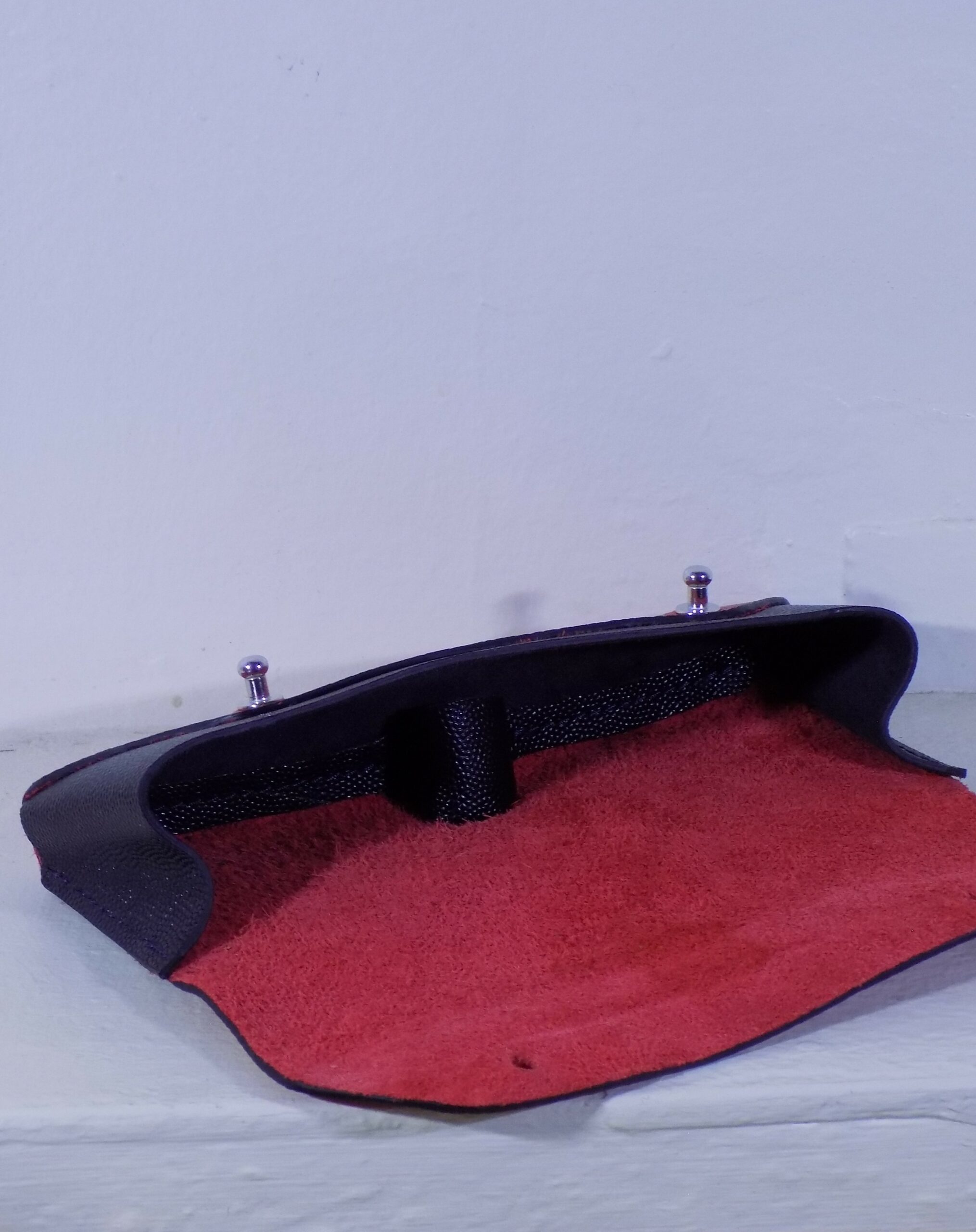 Etui à lunette en cuir rouge et noir