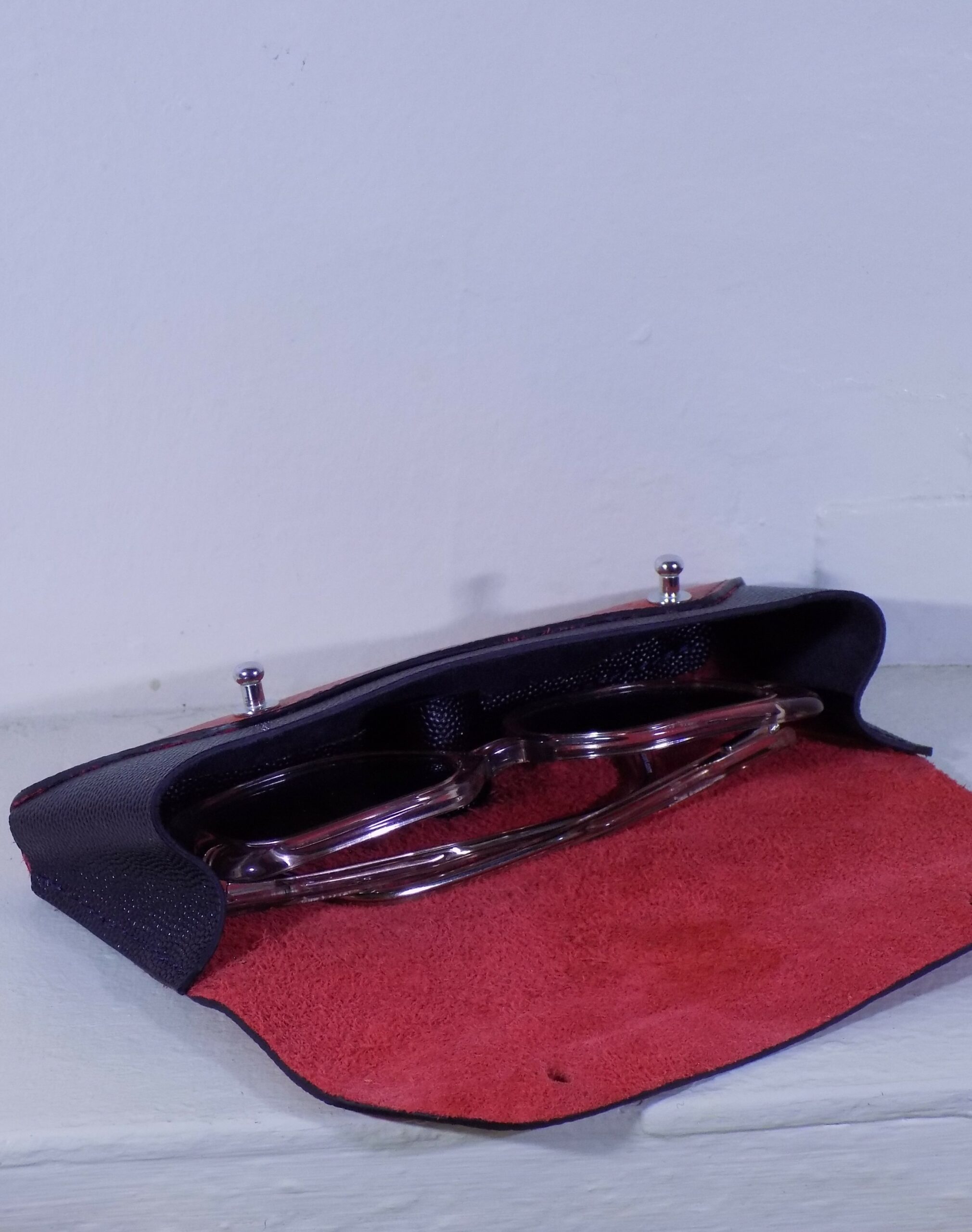 Etui à lunette en cuir rouge et noir