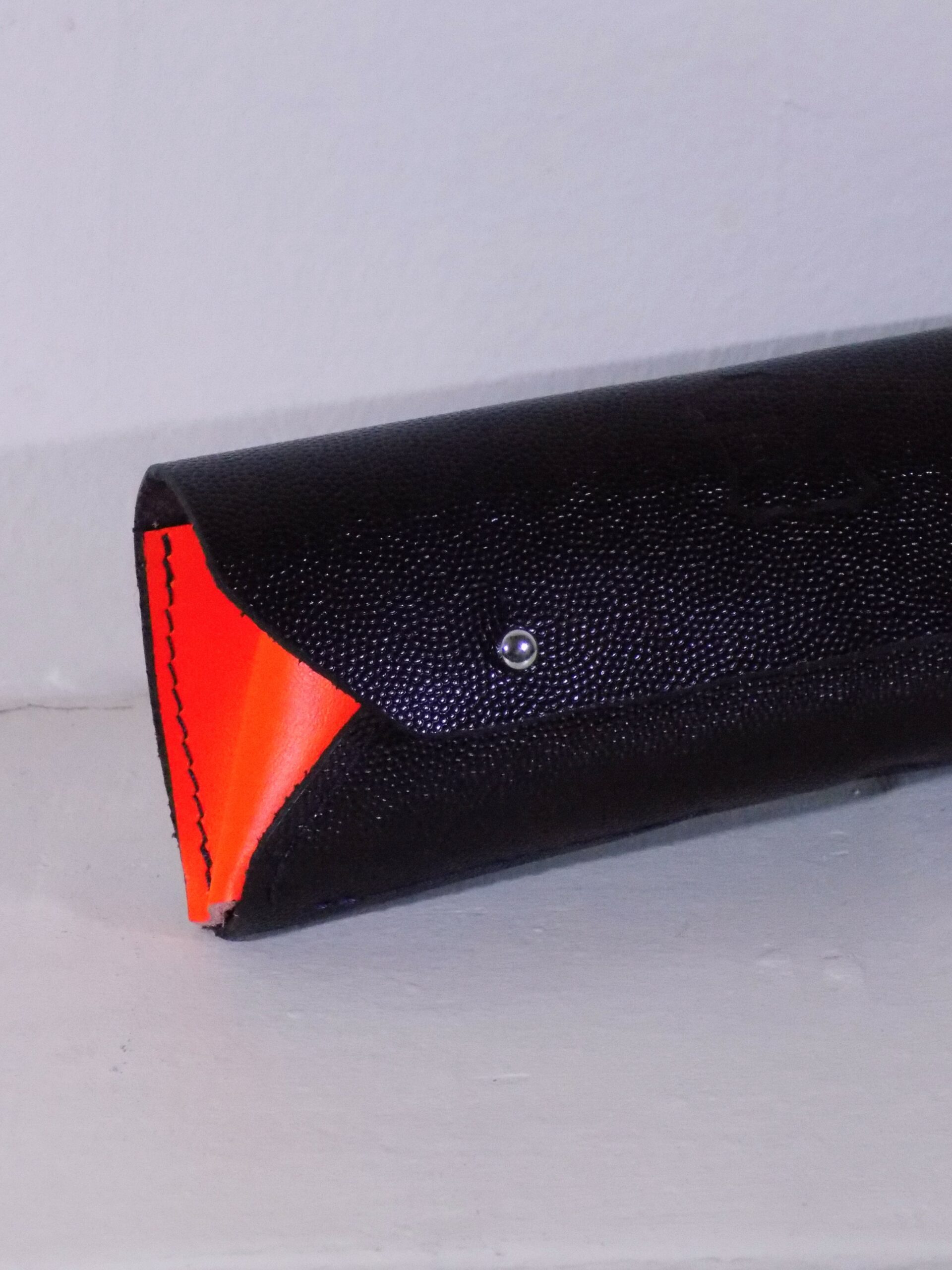 Etui à lunette en cuir orange et noir