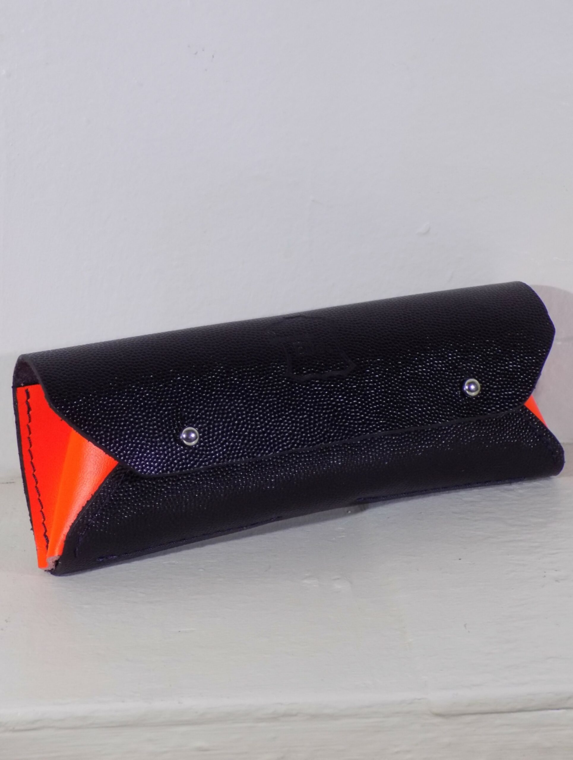 Etui à lunette en cuir orange et noir