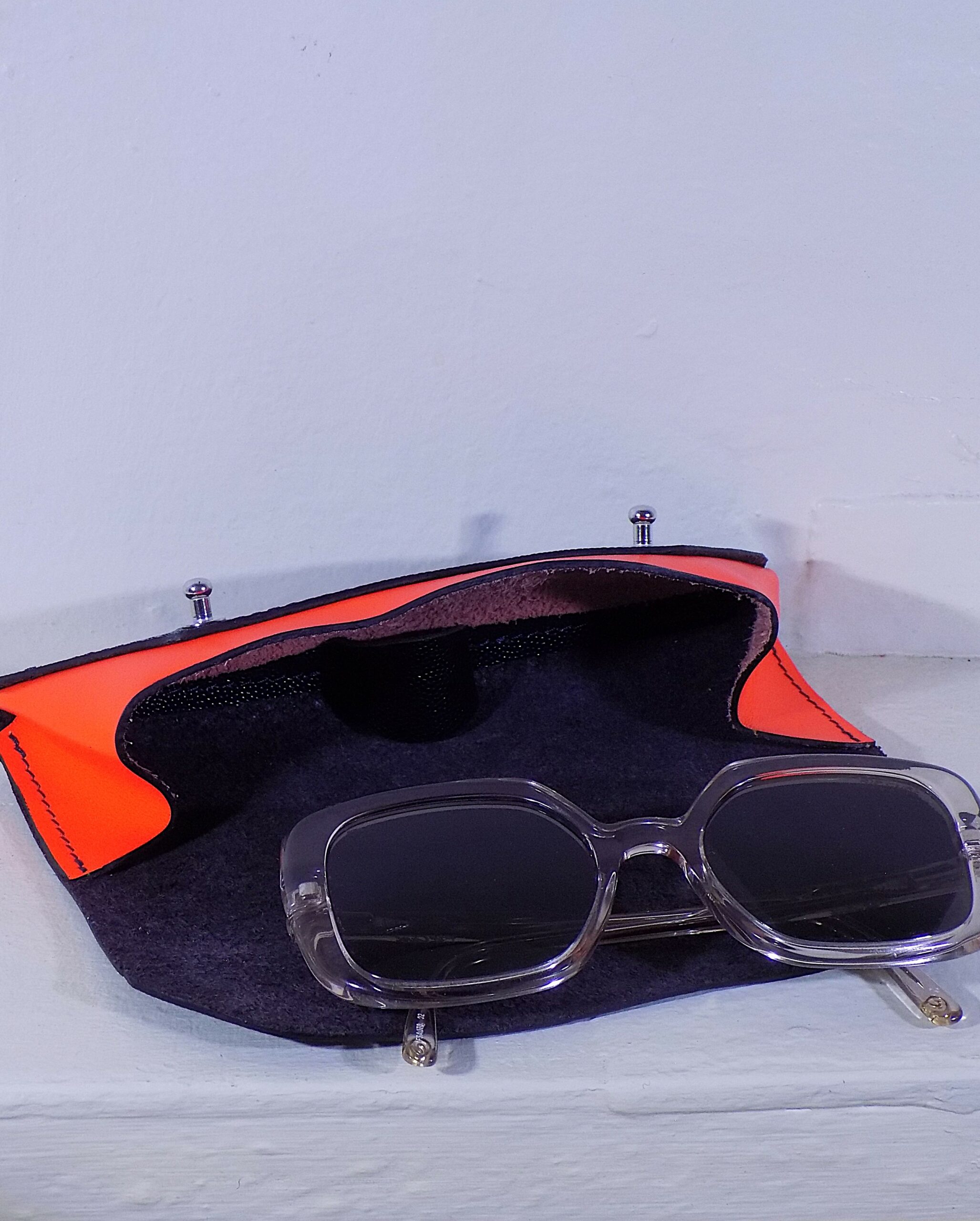 Etui à lunette en cuir orange et noir