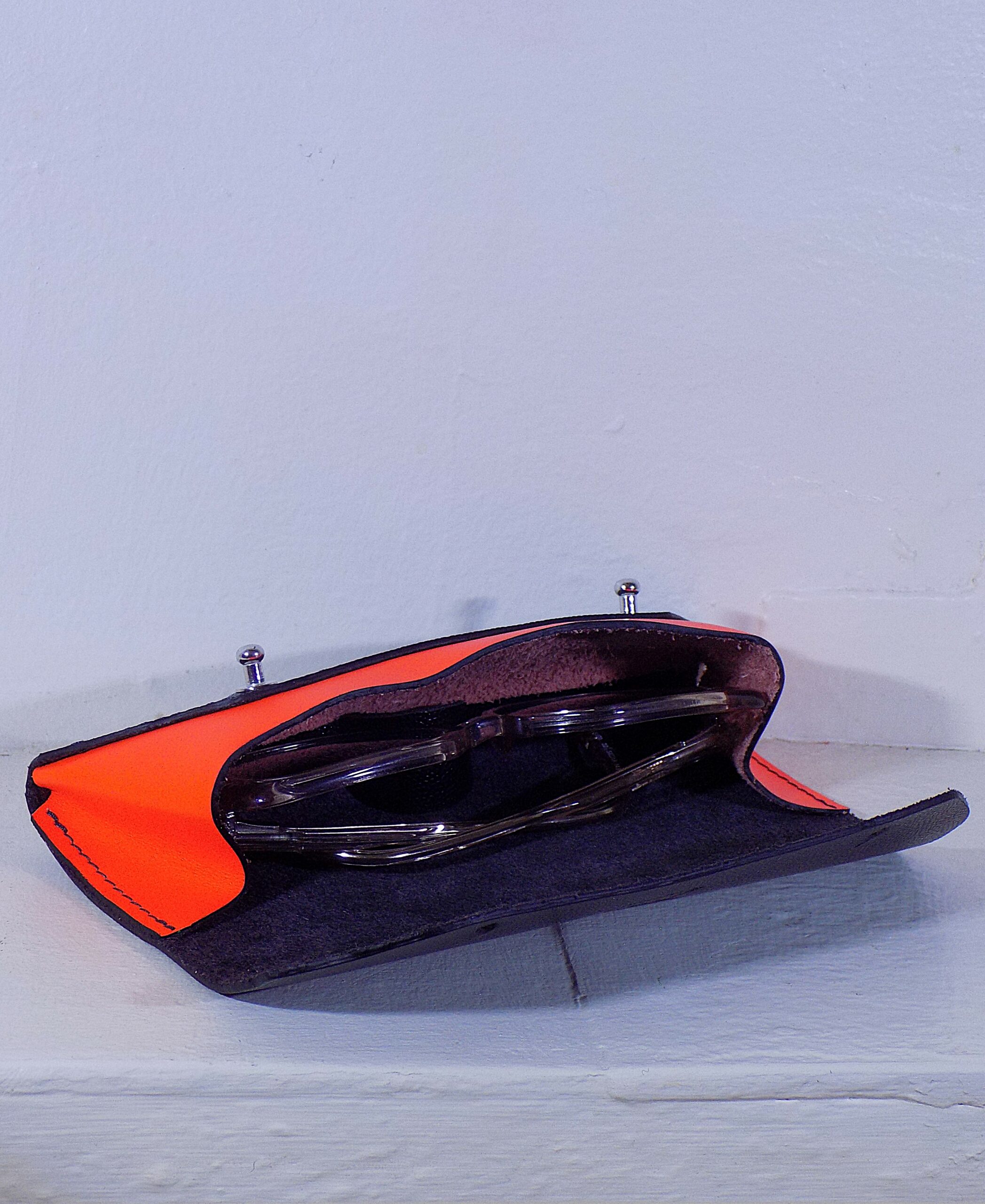Etui à lunette en cuir orange et noir