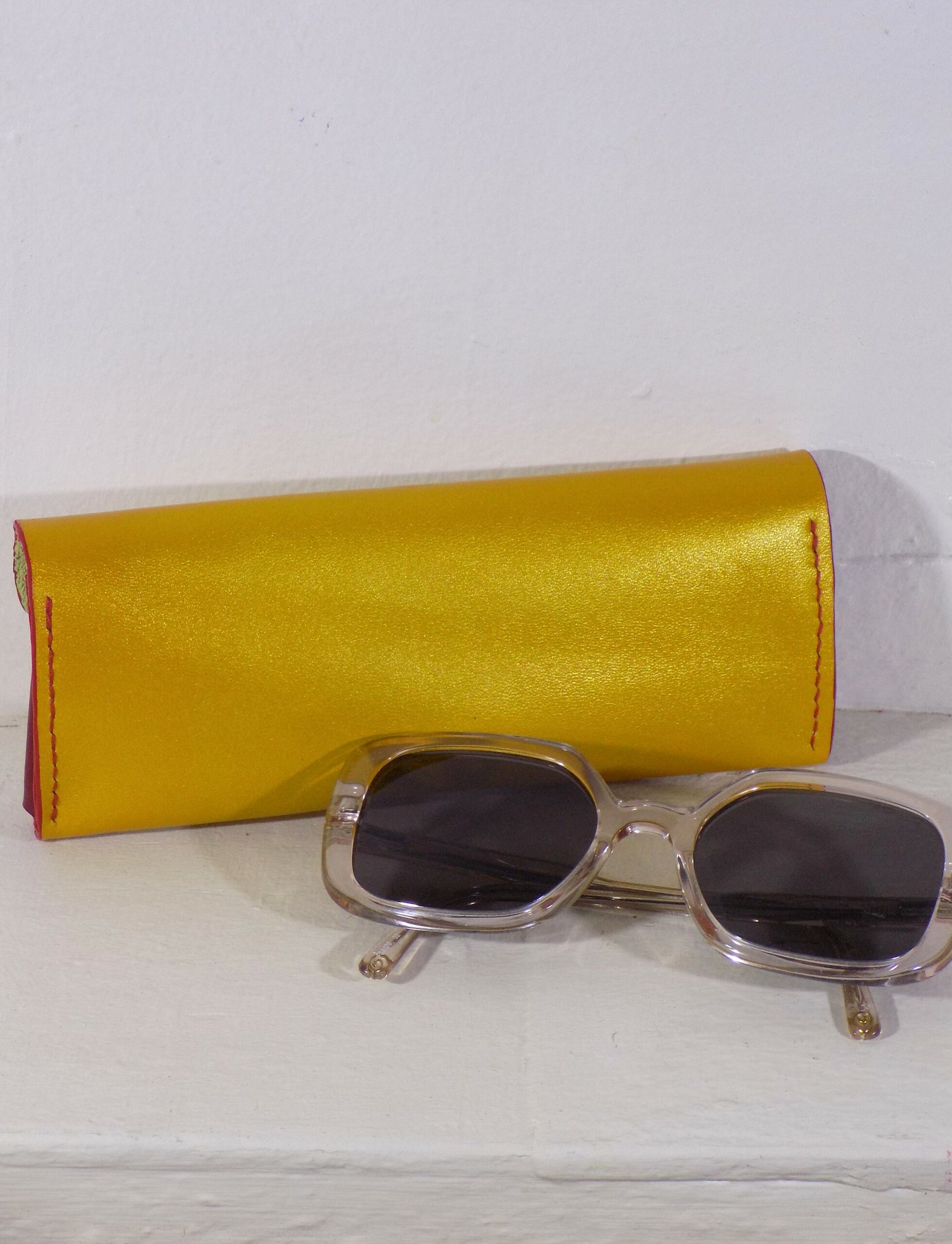 Etui à lunette en cuir jaune