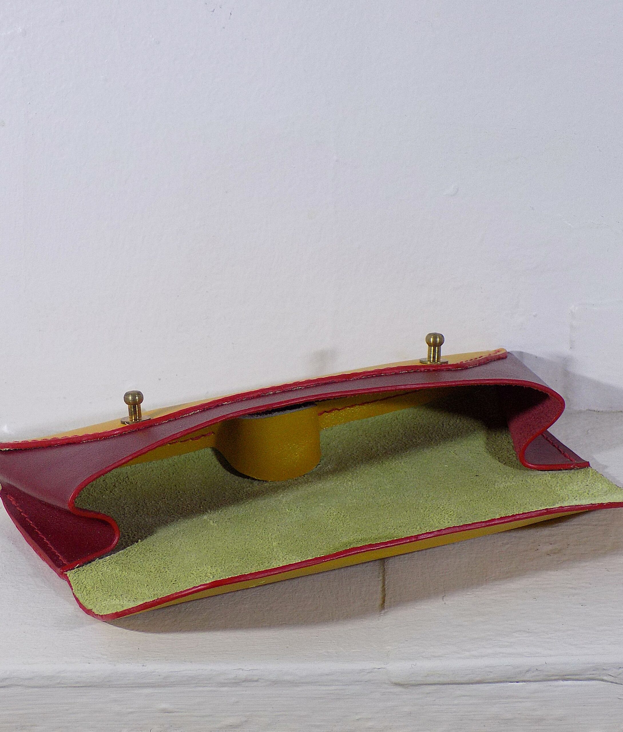 Etui à lunette en cuir jaune