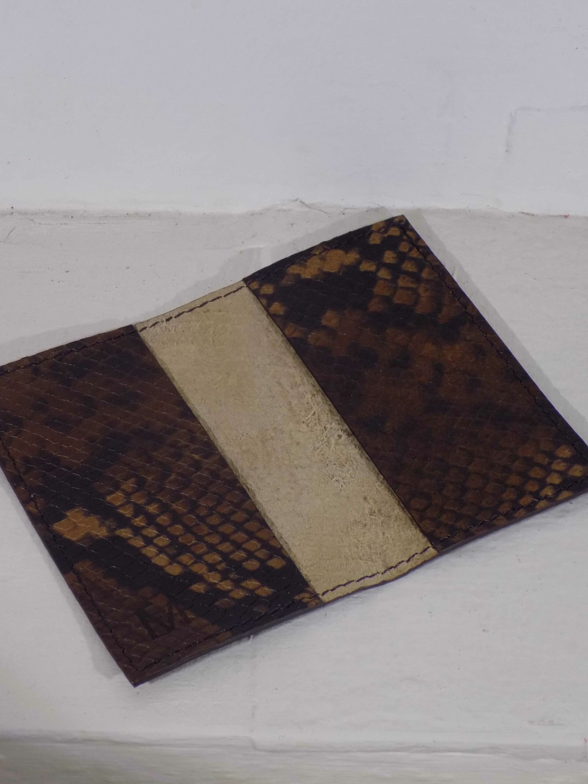 Porte-carte imitation serpent marron ouvert