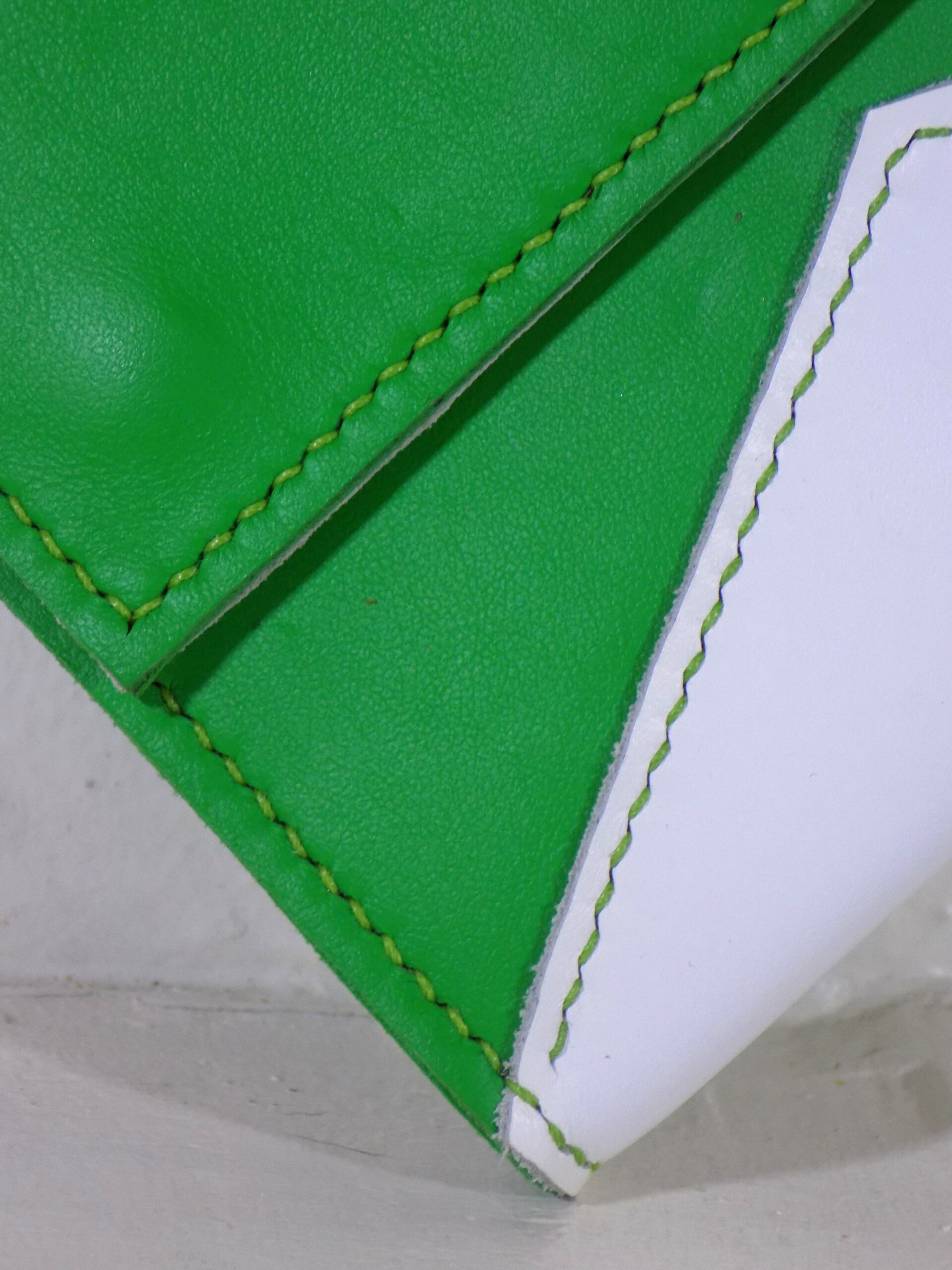 Pochette vert vif & blanc vue détails