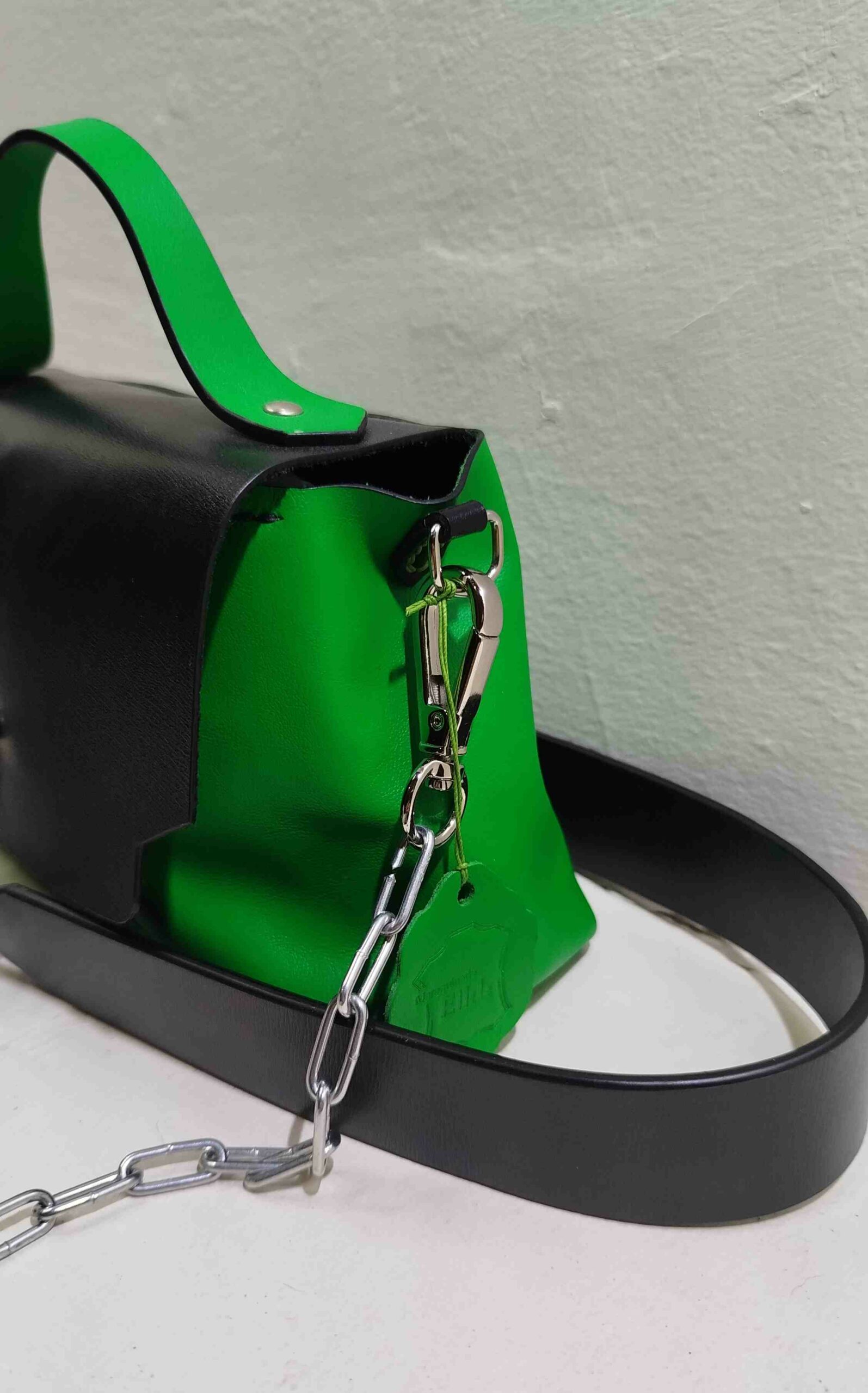 Sac Milan en cuir vert et noir - vue des détails