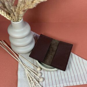 Porte-cartes simple en cuir marron vue de face