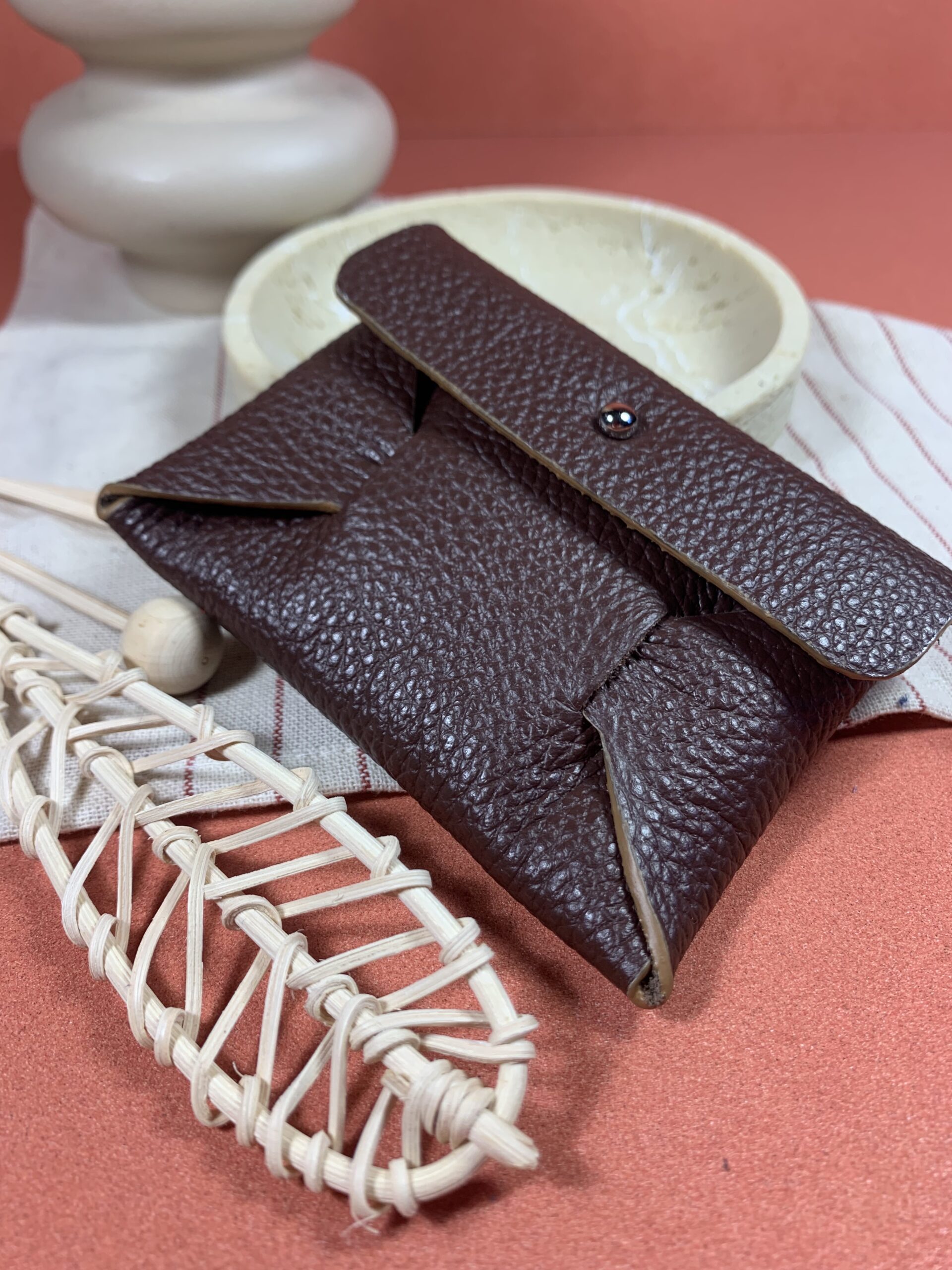 Porte-carte pliage en cuir marron vue des détails