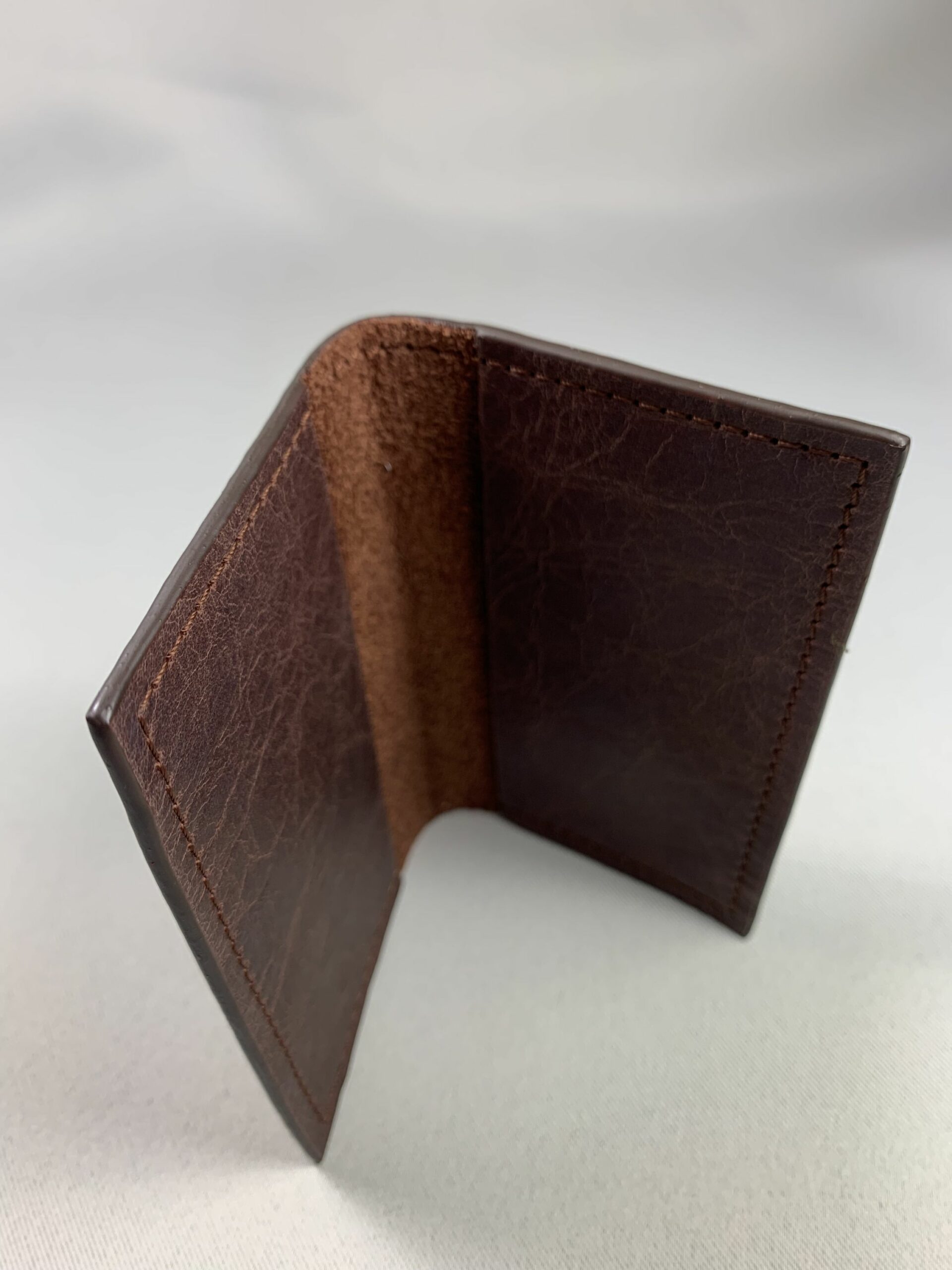 Porte-cartes simple en cuir marron rétro vue de haut
