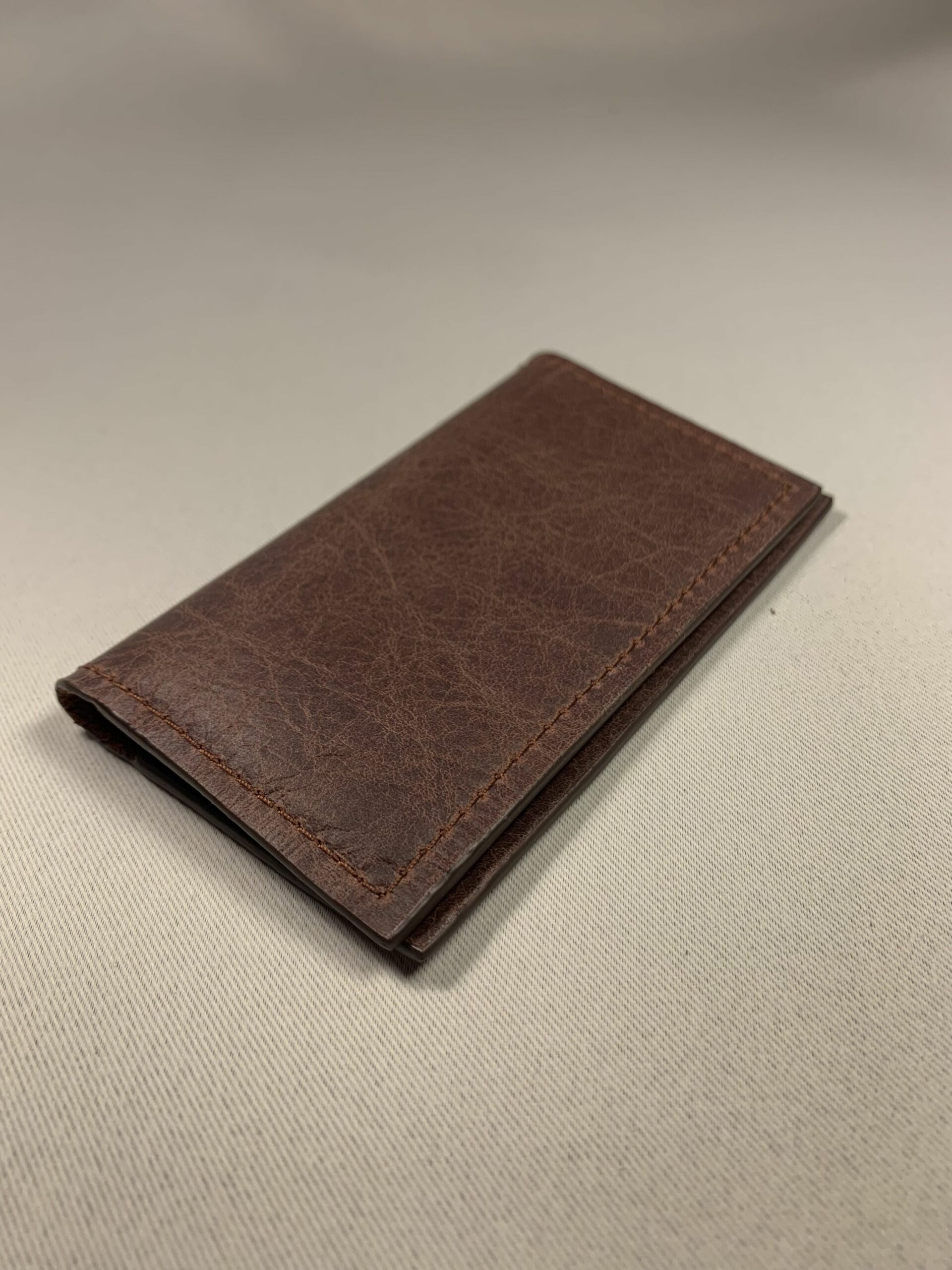 Porte-cartes simple en cuir marron rétro vue fermé