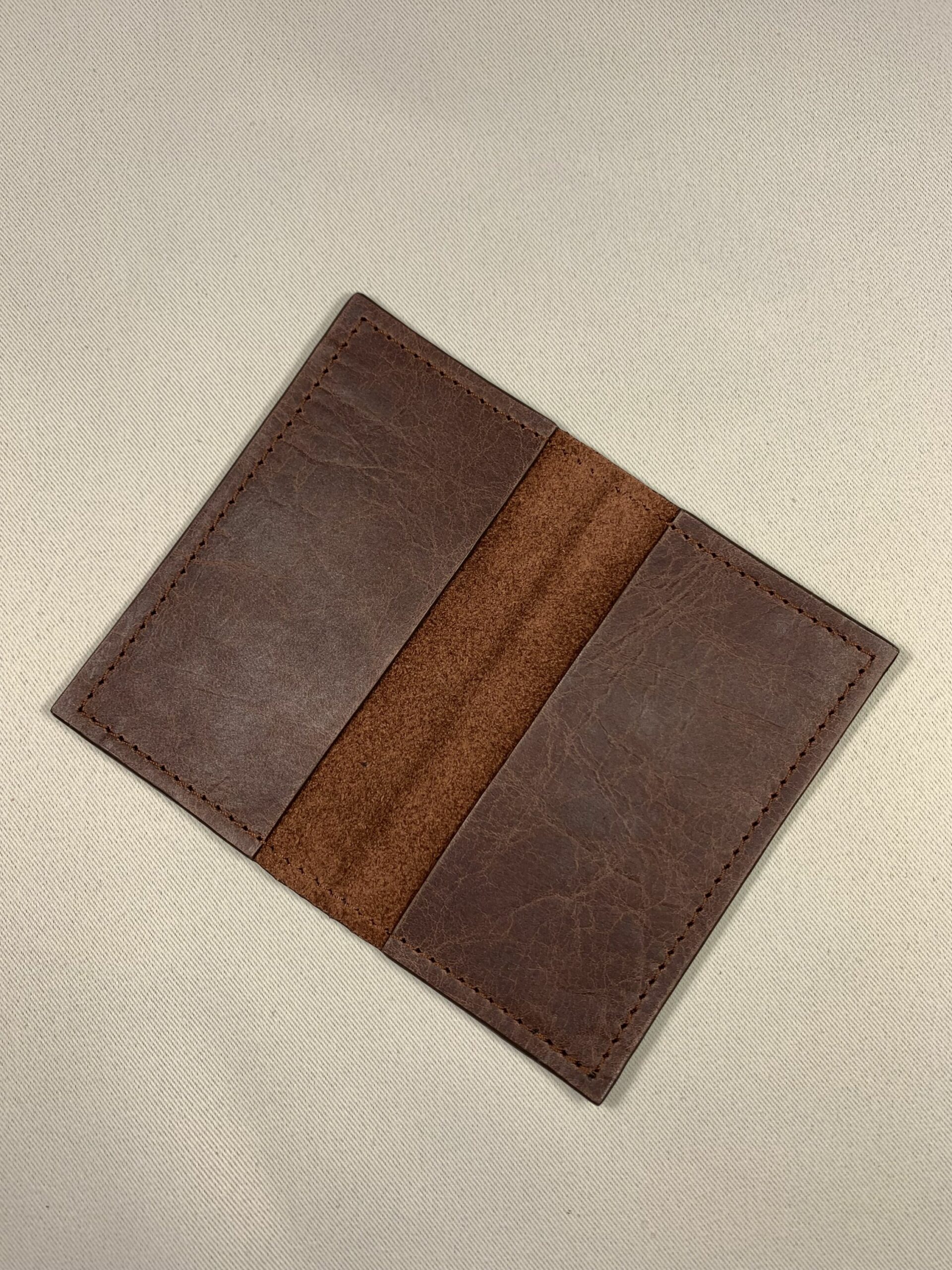 Porte-cartes simple en cuir marron rétro vue gloabale
