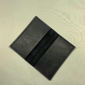 Porte-cartes noir en cuir rétro vue de face