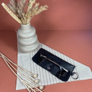 Etui à Lunettes Noir en cuir avec mousqueton vue avec lunette dedans