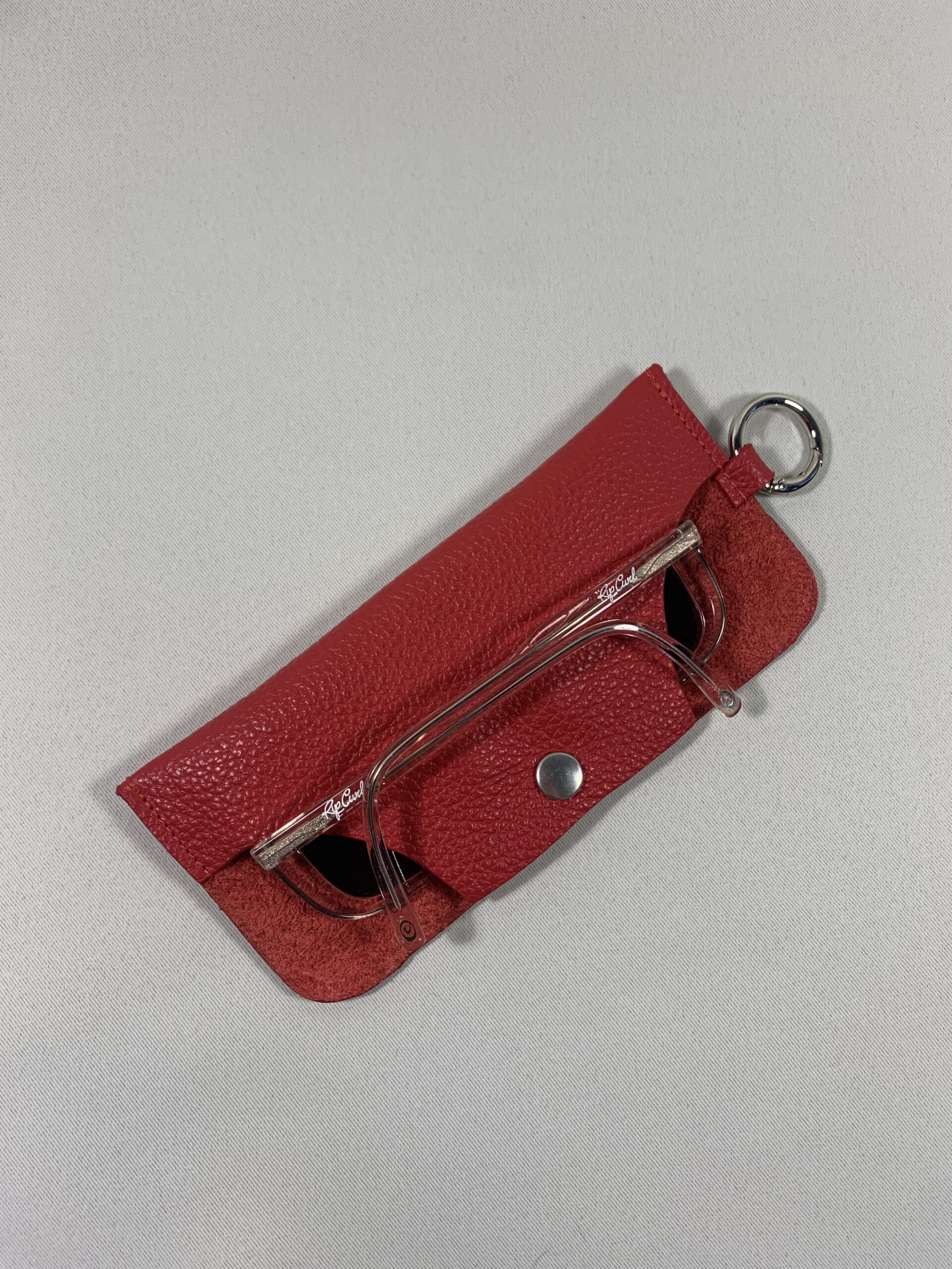 Etui à Lunettes Rouge en cuir avec mousqueton vue globale