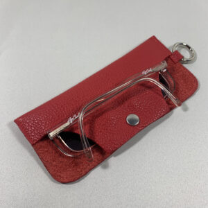 Etui à Lunettes Rouge en cuir avec mousqueton vue avec lunette dedans
