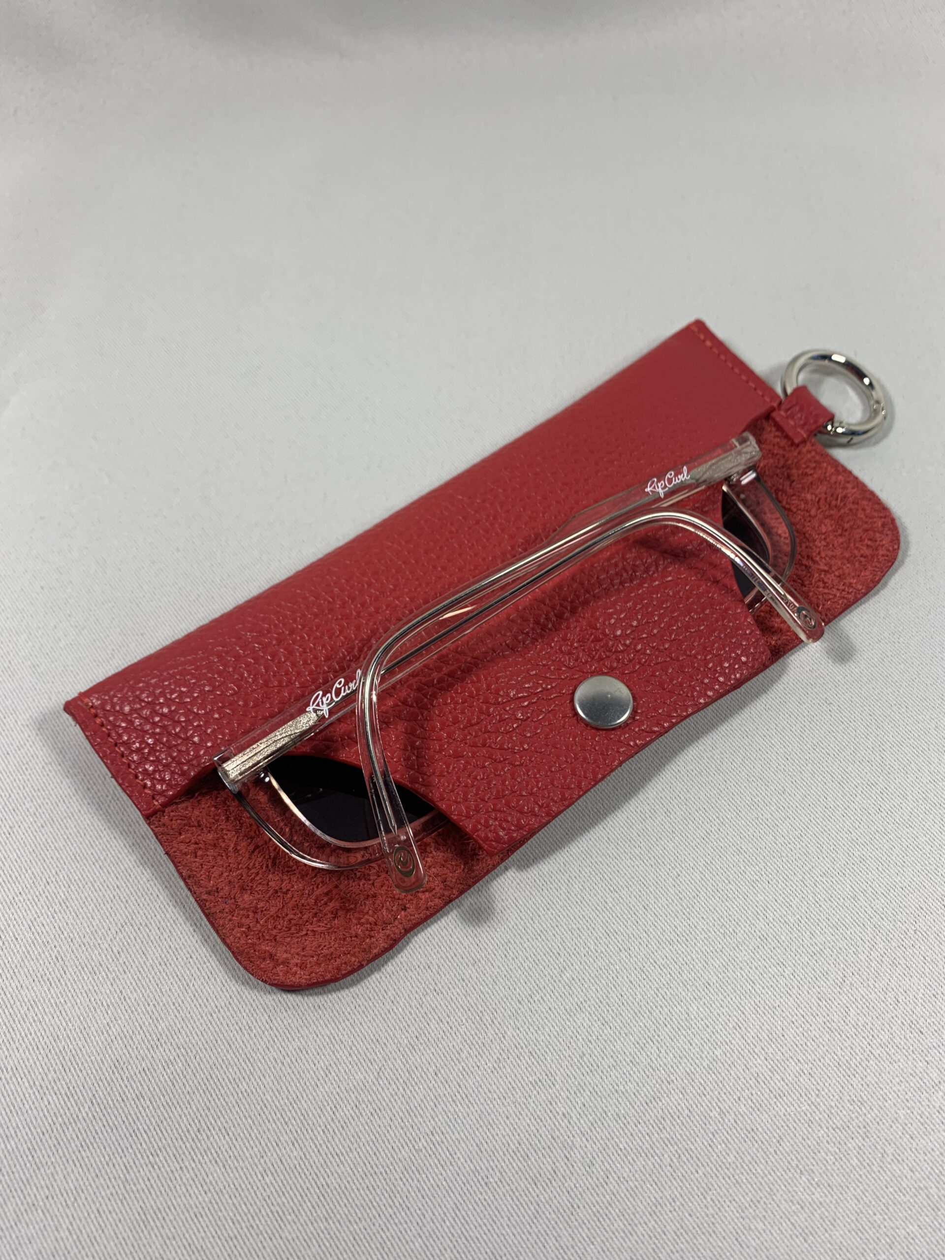 Etui à Lunettes Rouge en cuir avec mousqueton vue avec lunette dedans
