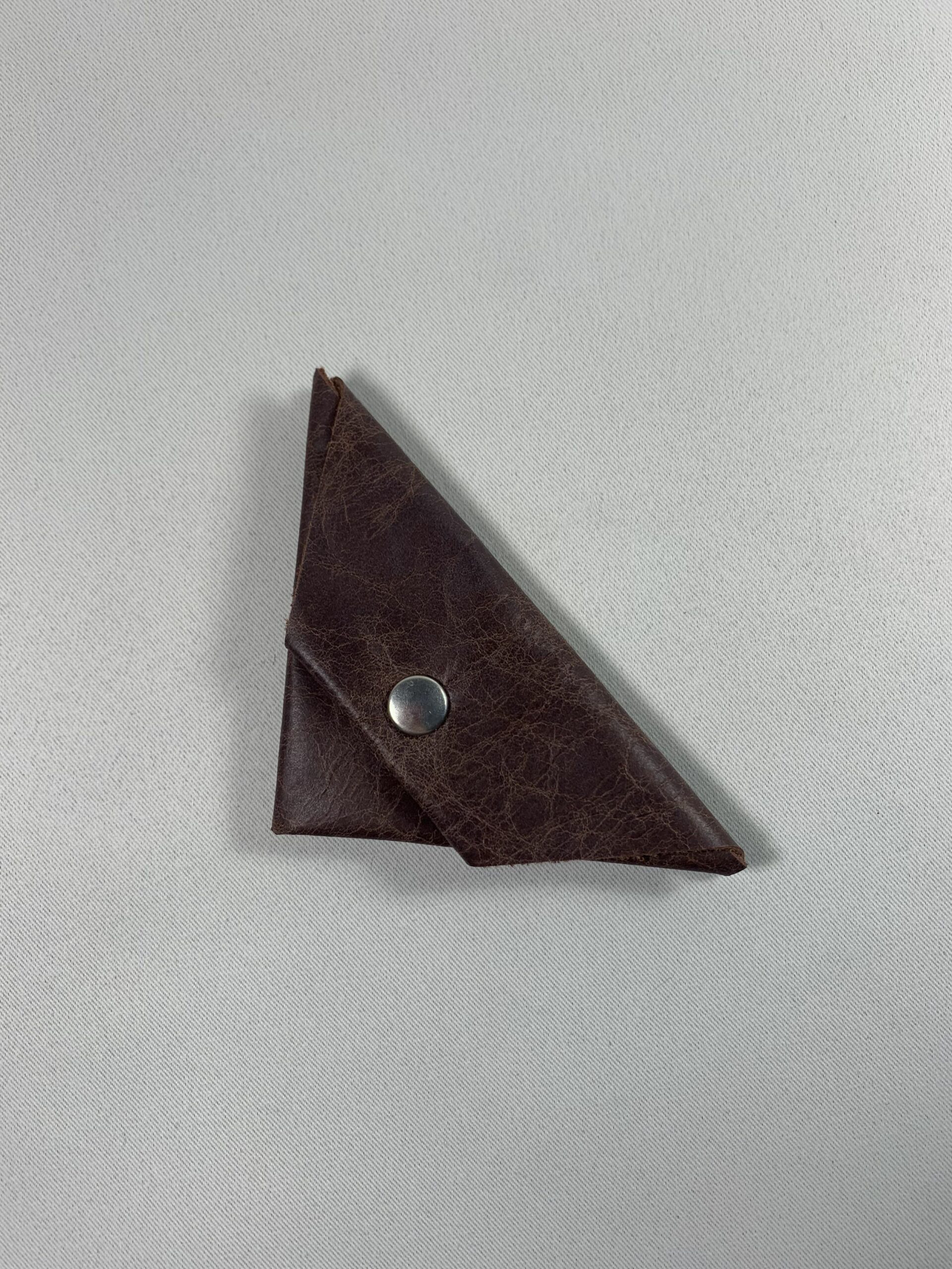 Porte-monnaie triangle en cuir marron rétro vue globale