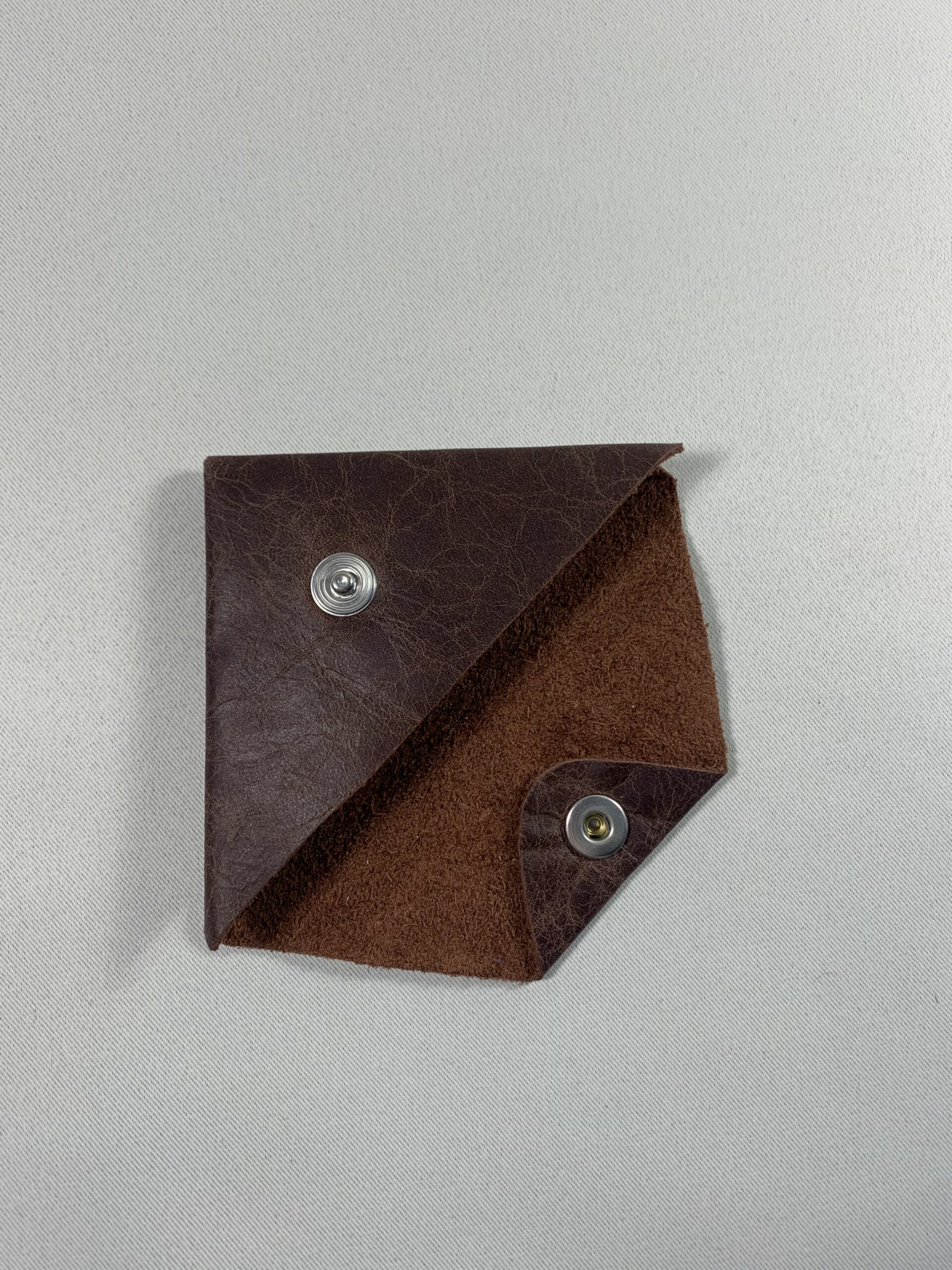 Porte-monnaie triangle en cuir marron rétro vue de haut