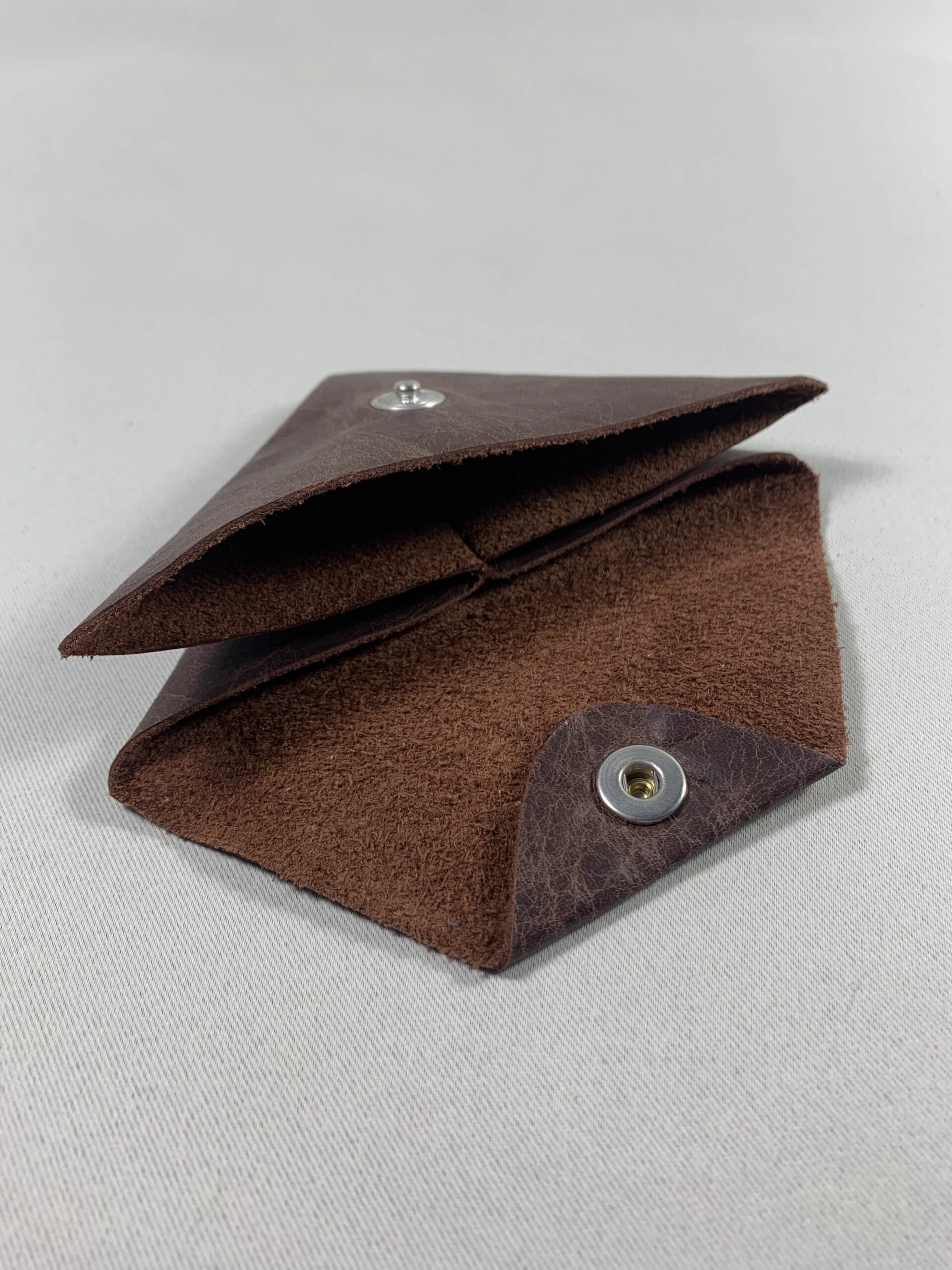 Porte-monnaie triangle en cuir marron rétro vue ouvert