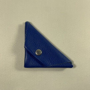 Porte-monnaie triangle en cuir bleu vue fermé