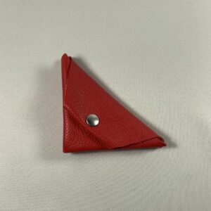 Porte-monnaie triangle en cuir rouge vue de face