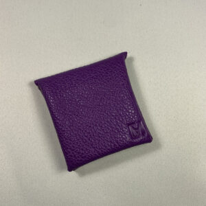 Porte-monnaie carré en cuir violet fermé vue logo